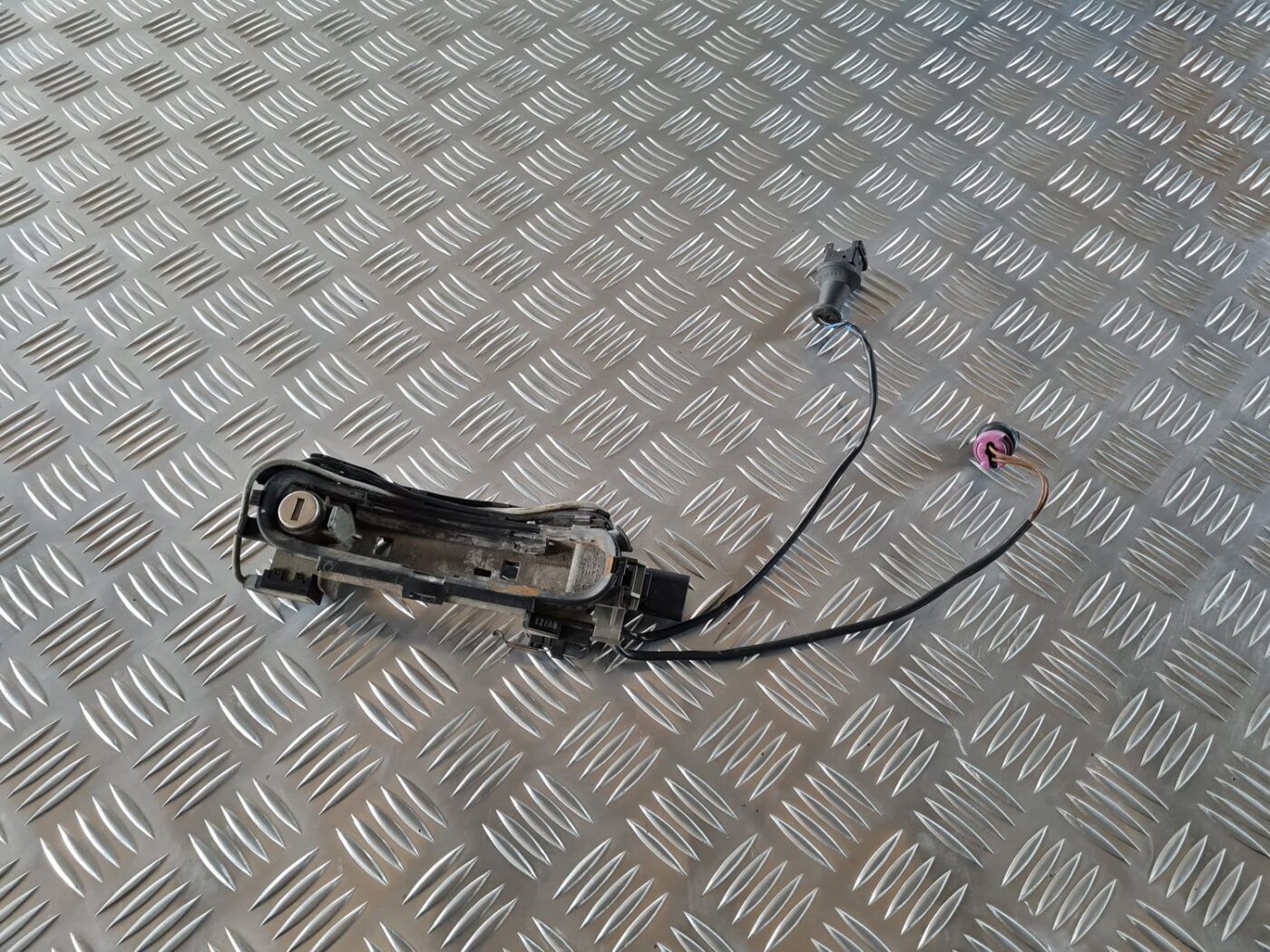 Priekšējāis kreisais durvju rokturis priekš AUDI A4 2000 AVANT 1 Priekšējāis kreisais durvju rokturis priekš AUDI A4 2000 AVANT