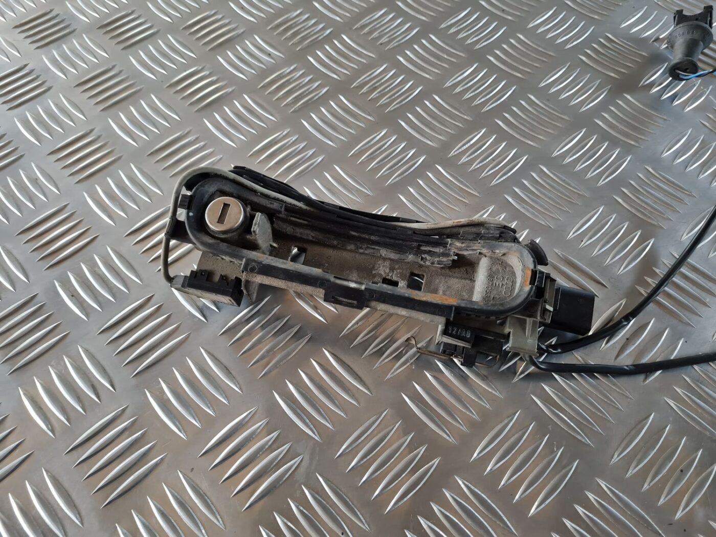 Priekšējāis kreisais durvju rokturis priekš AUDI A4 2000 AVANT 2 Priekšējāis kreisais durvju rokturis priekš AUDI A4 2000 AVANT