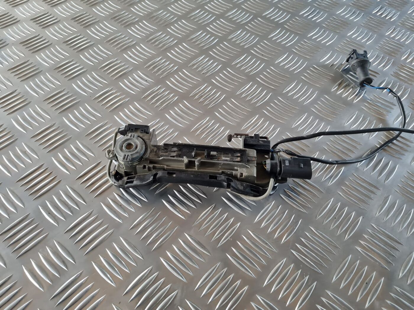 Priekšējāis kreisais durvju rokturis priekš AUDI A4 2000 AVANT 3 Priekšējāis kreisais durvju rokturis priekš AUDI A4 2000 AVANT