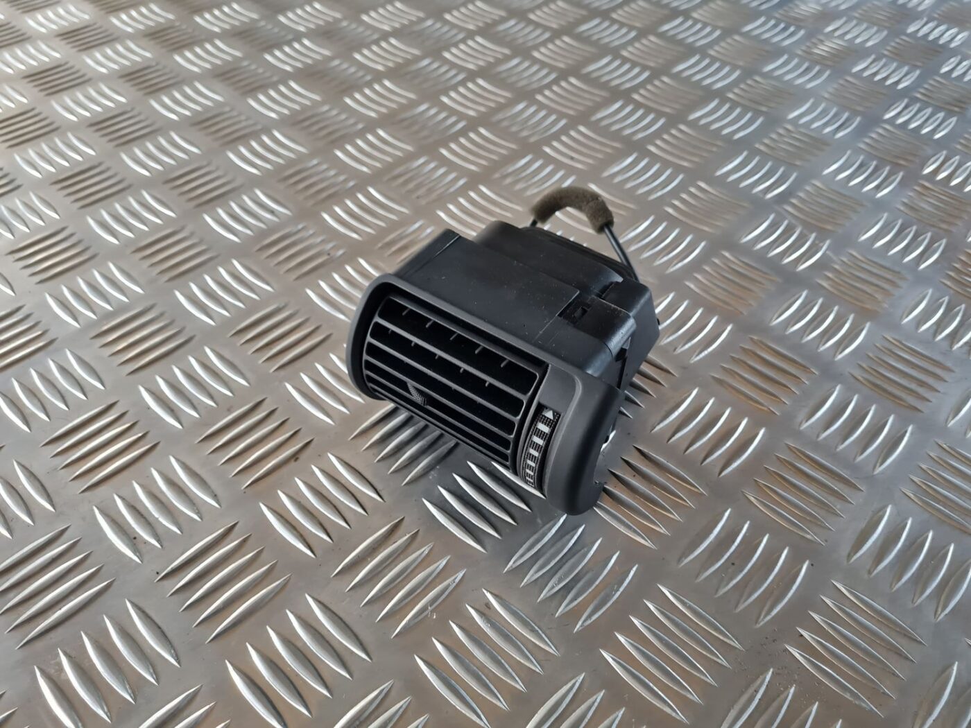 Mērinstrumentu paneļa gaisa vads, pa kreisi priekš AUDI A4 2000 AVANT 1 Mērinstrumentu paneļa gaisa vads, pa kreisi priekš AUDI A4 2000 AVANT