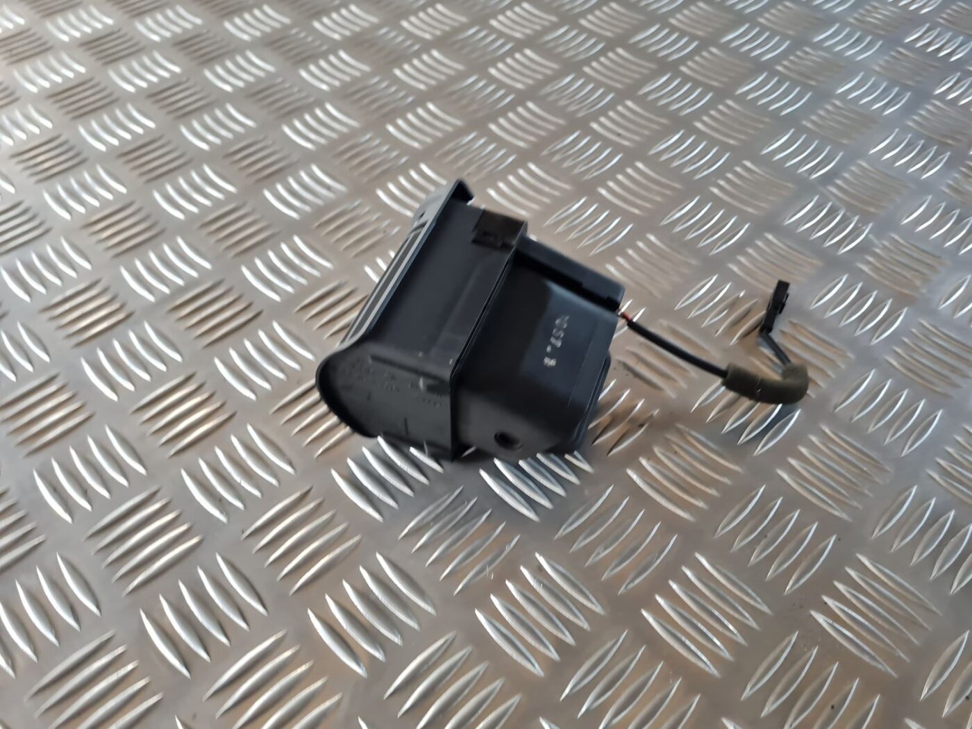 Mērinstrumentu paneļa gaisa vads, pa kreisi priekš AUDI A4 2000 AVANT 2 Mērinstrumentu paneļa gaisa vads, pa kreisi priekš AUDI A4 2000 AVANT