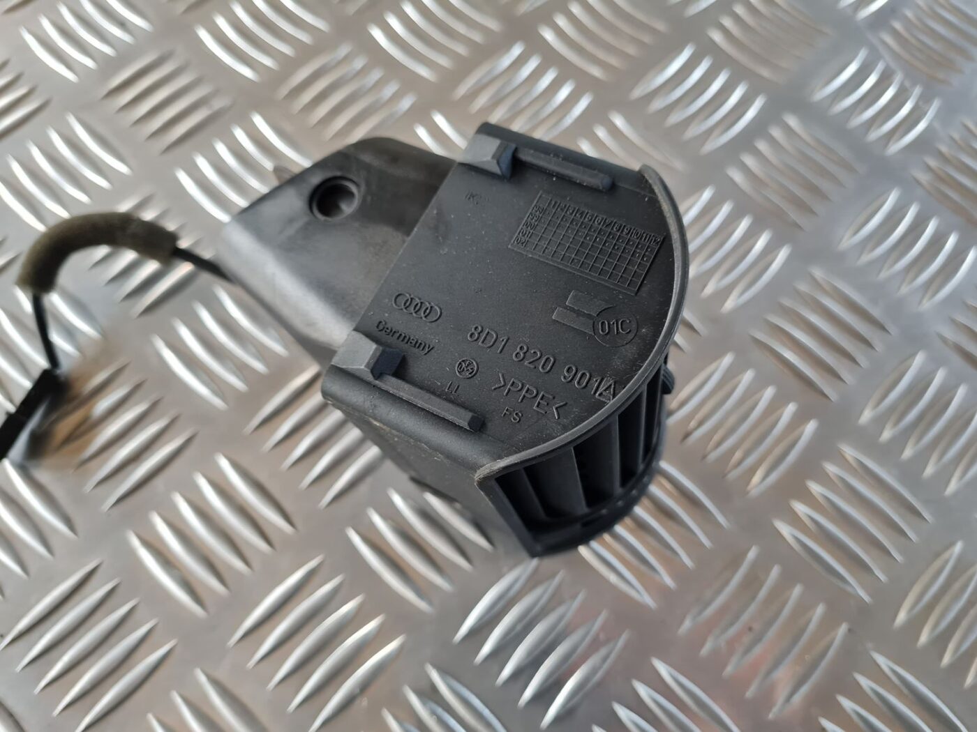 Mērinstrumentu paneļa gaisa vads, pa kreisi priekš AUDI A4 2000 AVANT 3 Mērinstrumentu paneļa gaisa vads, pa kreisi priekš AUDI A4 2000 AVANT