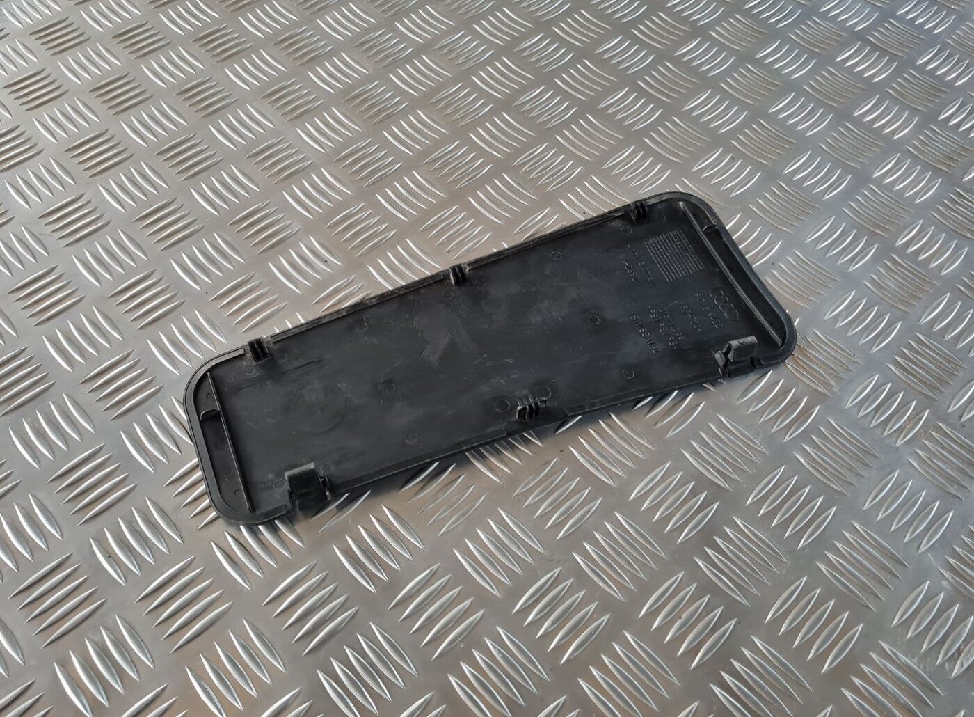 Dzinēja nodalījuma plastmasa priekš AUDI A4 2000 AVANT 2 Dzinēja nodalījuma plastmasa priekš AUDI A4 2000 AVANT