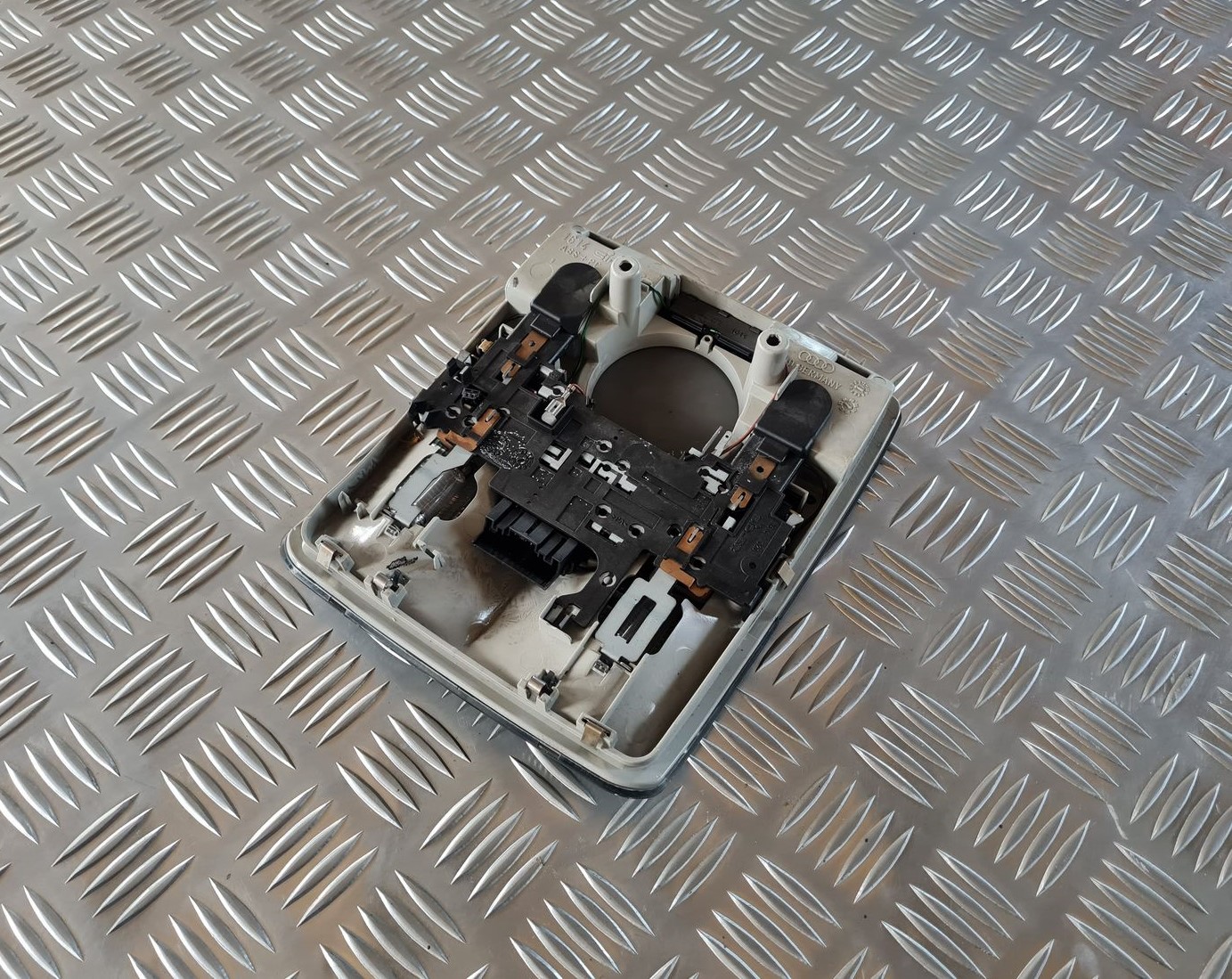 Salona apgaismojuma panelis priekš AUDI A4 2000 AVANT 2 Salona apgaismojuma panelis priekš AUDI A4 2000 AVANT