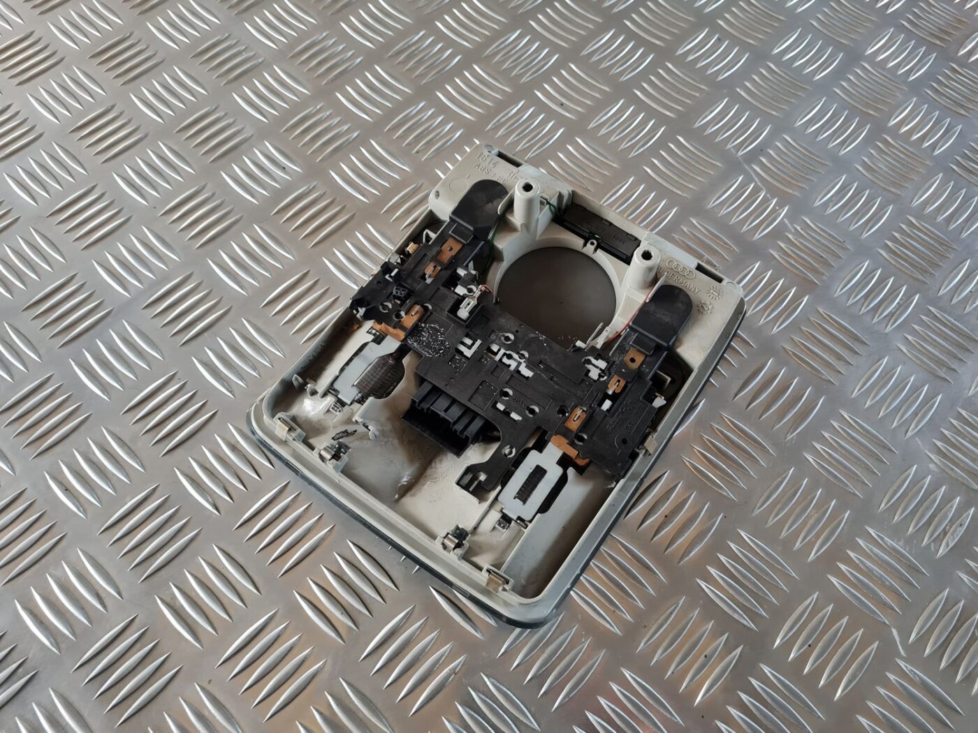 Salona apgaismojuma panelis priekš AUDI A4 2000 AVANT 3 Salona apgaismojuma panelis priekš AUDI A4 2000 AVANT