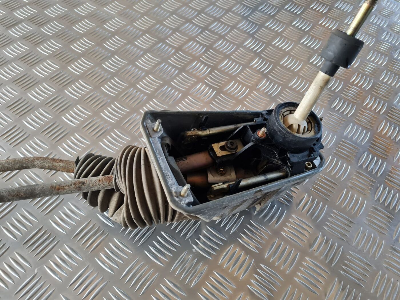 Ātrumu pārslēgšanas slēdzis priekš AUDI A4 2000 AVANT 5 Ātrumu pārslēgšanas slēdzis priekš AUDI A4 2000 AVANT