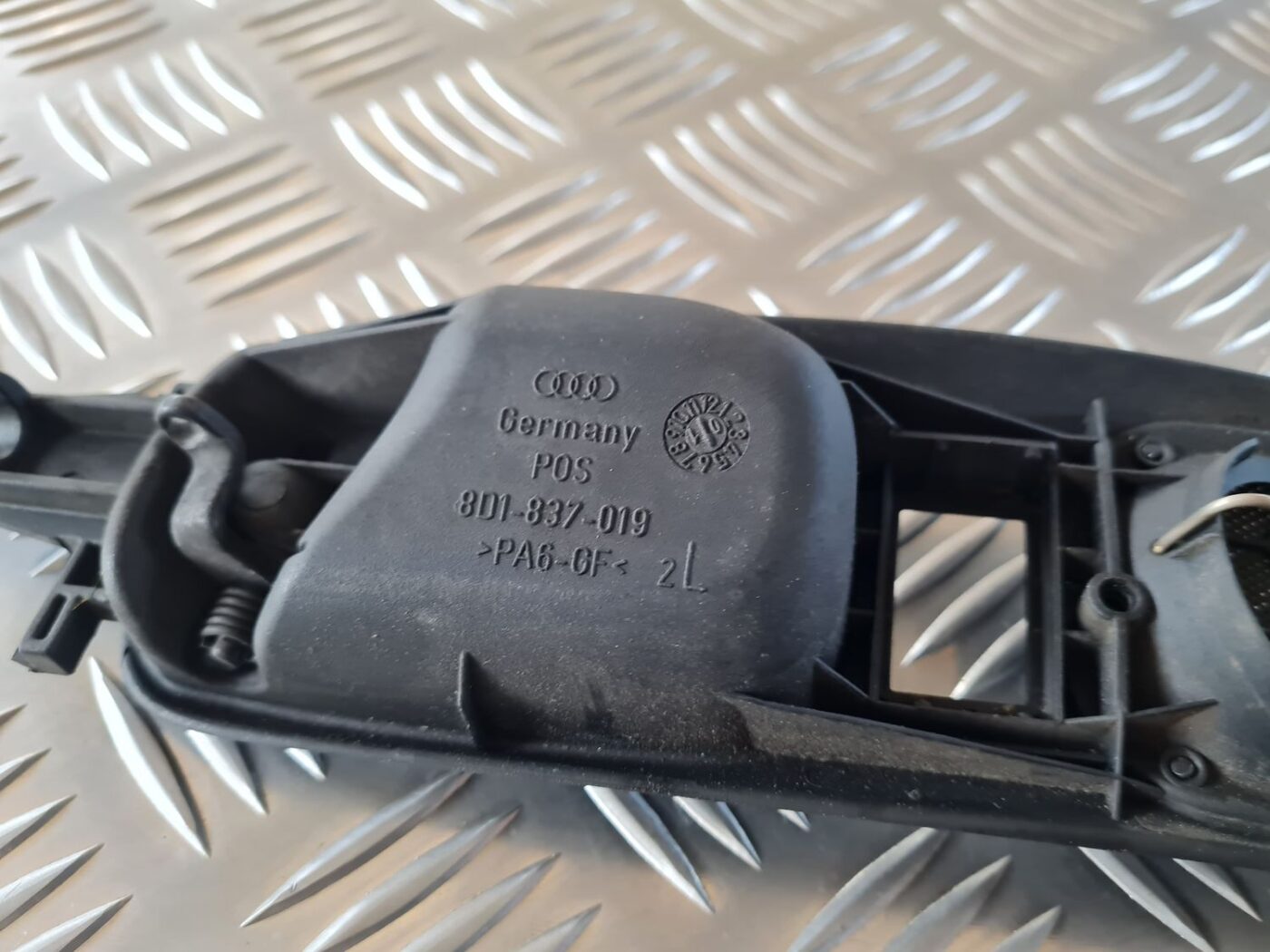 Salona durvju rokturis, priekšējais kreisais priekš AUDI A4 2000 AVANT