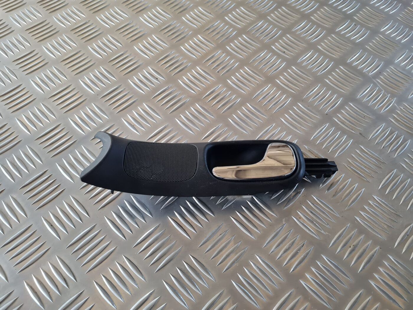 Salona durvju rokturis, priekšējais labais priekš AUDI A4 2000 AVANT 1 Salona durvju rokturis, priekšējais labais priekš AUDI A4 2000 AVANT