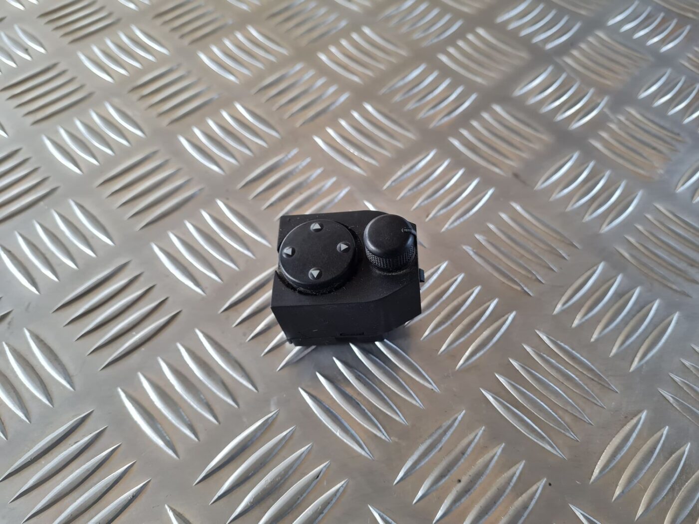 Spoguļa regulēšanas poga priekš AUDI A4 2000 AVANT 1 Spoguļa regulēšanas poga priekš AUDI A4 2000 AVANT