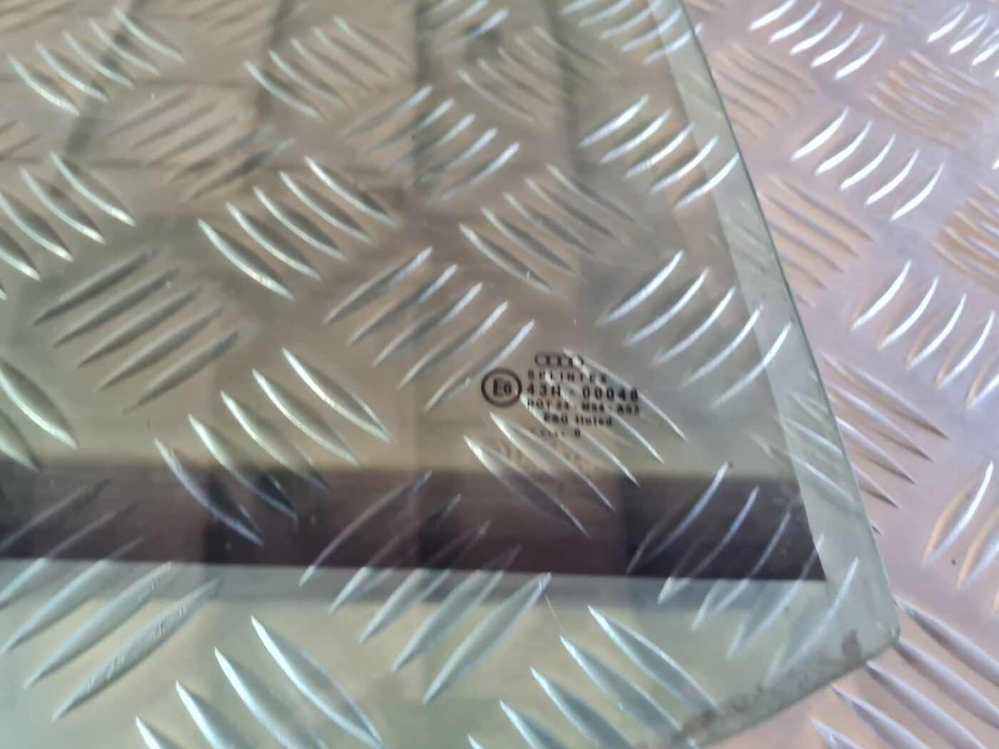 Aizmugurējo labo durvju stikls priekš AUDI A4 2000 AVANT 2 Aizmugurējo labo durvju stikls priekš AUDI A4 2000 AVANT