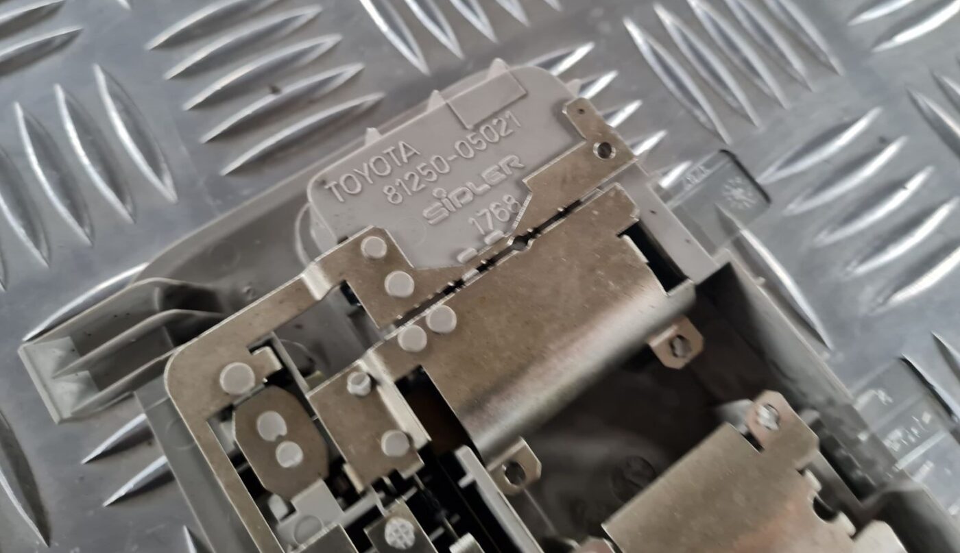 Aizmugurējo sēdvietu apgaismojums priekš TOYOTA AVENSIS 2007