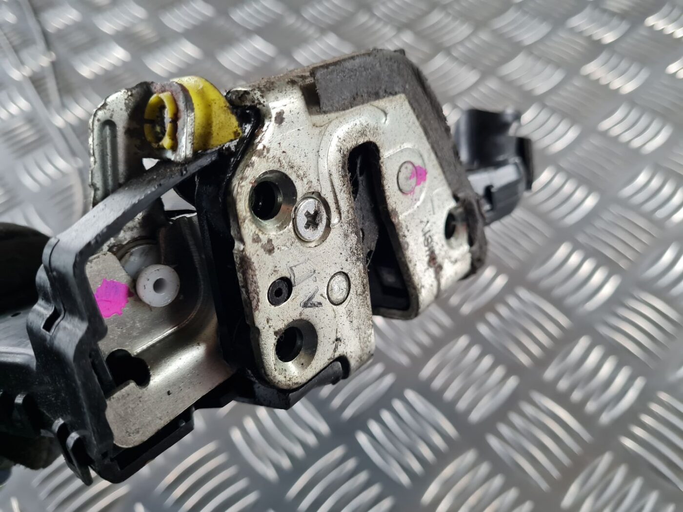 Priekšējo kreiso durvju slēdzene priekš TOYOTA AVENSIS 2007 5 Priekšējo kreiso durvju slēdzene priekš TOYOTA AVENSIS 2007