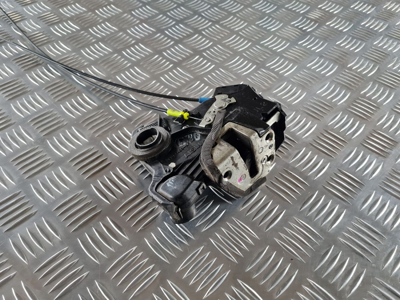 Priekšējo kreiso durvju slēdzene priekš TOYOTA AVENSIS 2007 4 Priekšējo kreiso durvju slēdzene priekš TOYOTA AVENSIS 2007