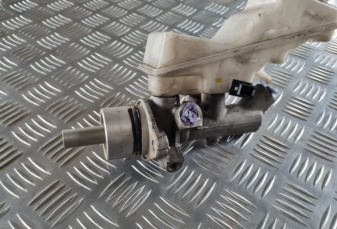 Bremžu pastiprinātāja galvenais cilindrs priekš TOYOTA AVENSIS 2007