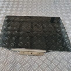 Aizmugurējo labo durvju stikls priekš TOYOTA AVENSIS 2007