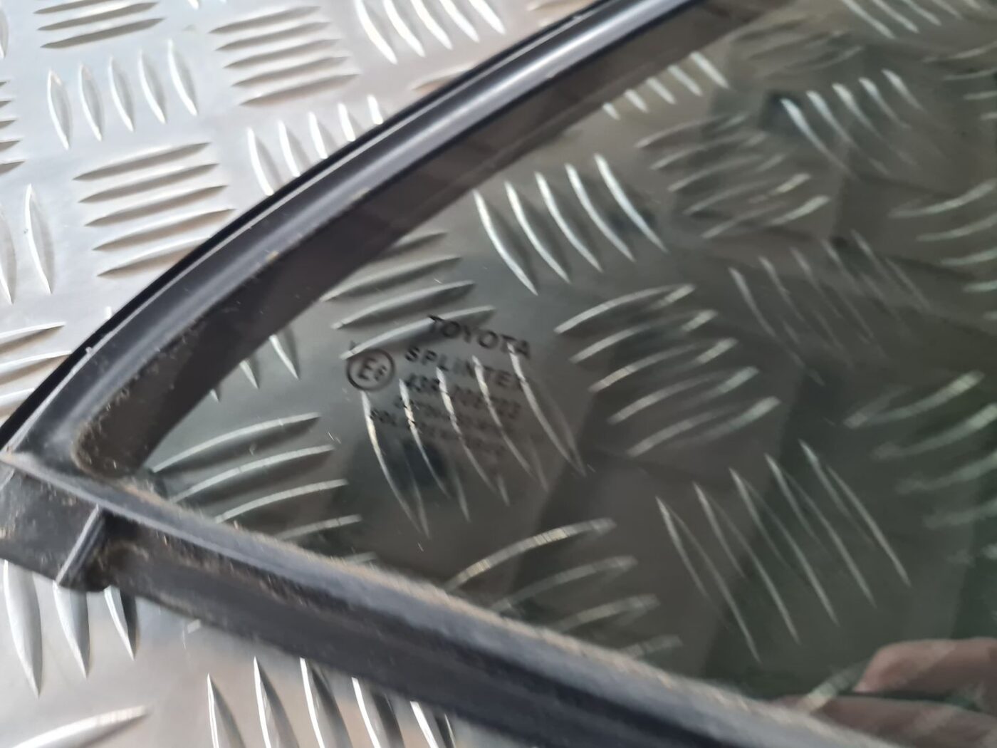 Labo durvju stūra stikls priekš TOYOTA AVENSIS 2007 2 Labo durvju stūra stikls priekš TOYOTA AVENSIS 2007