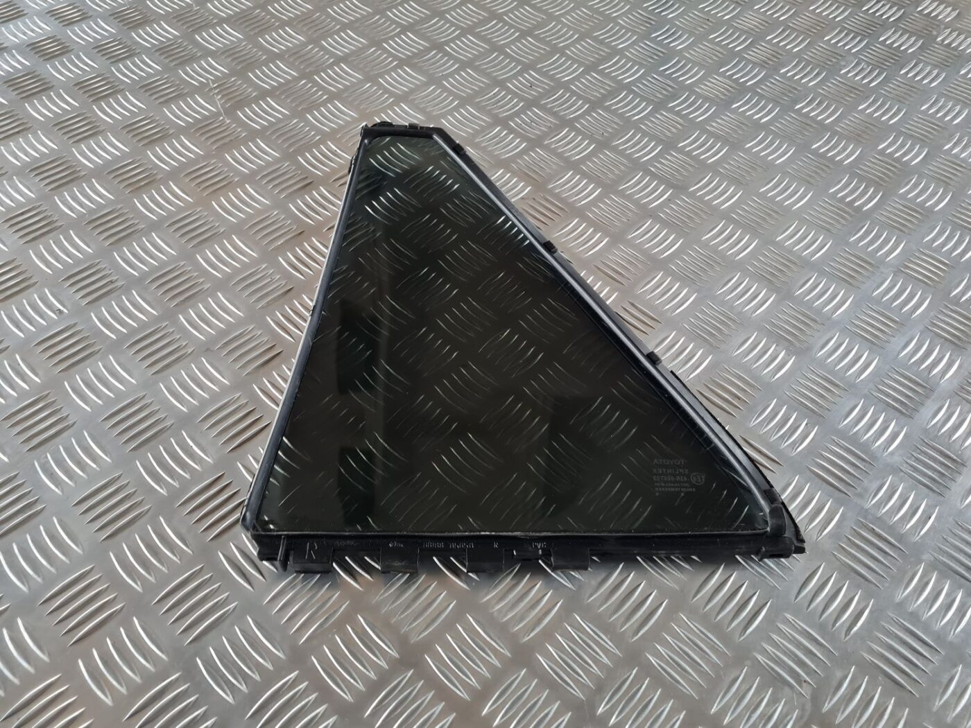 Labo durvju stūra stikls priekš TOYOTA AVENSIS 2007 4 Labo durvju stūra stikls priekš TOYOTA AVENSIS 2007