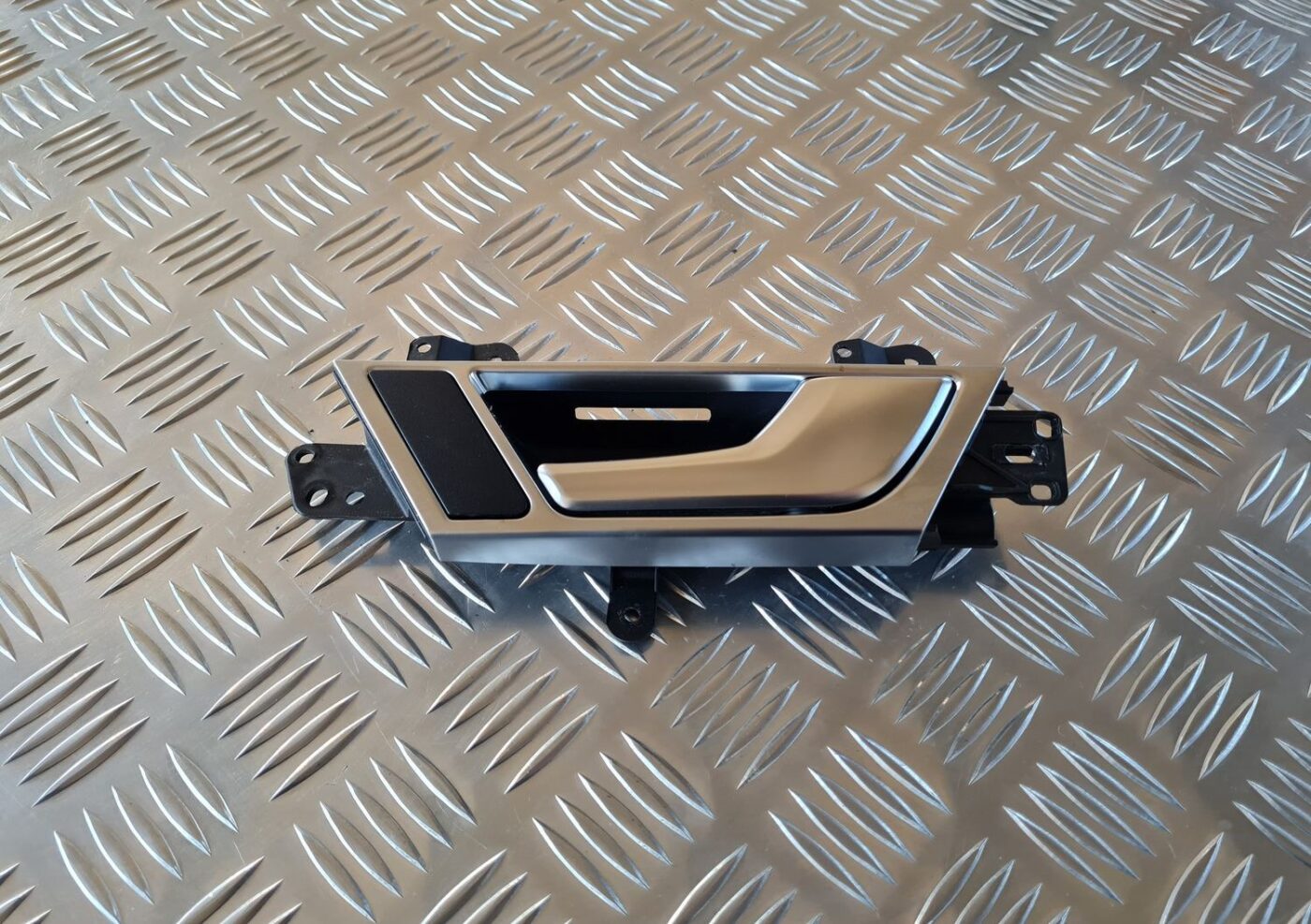 Salona durvju rokturis, aizmugures labais priekš AUDI A6 2008