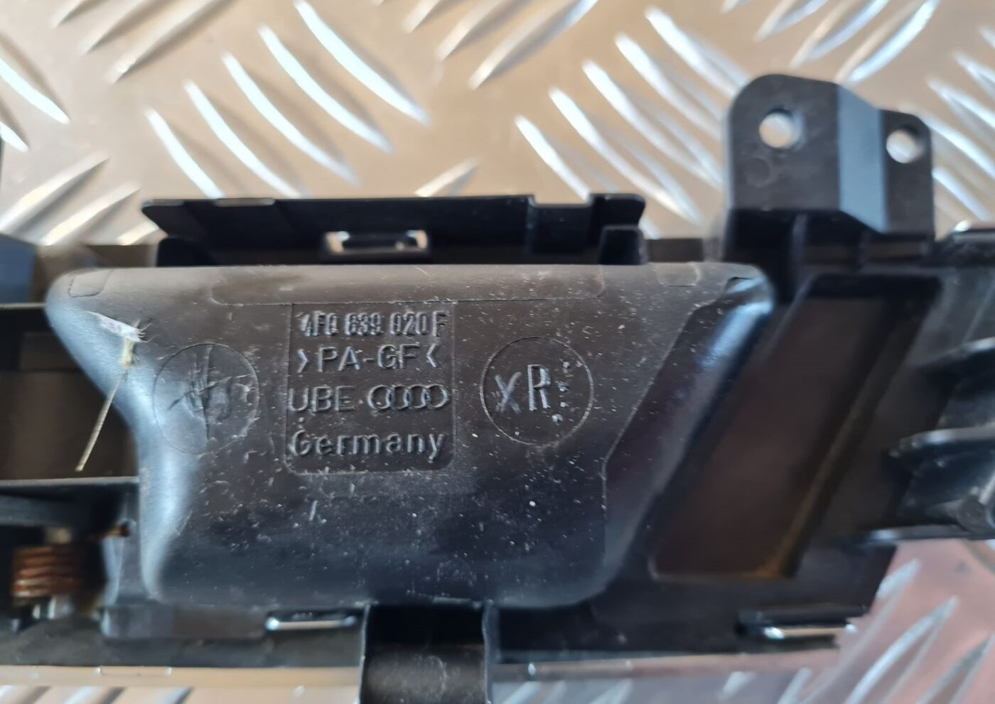 Salona durvju rokturis, aizmugures labais priekš AUDI A6 2008