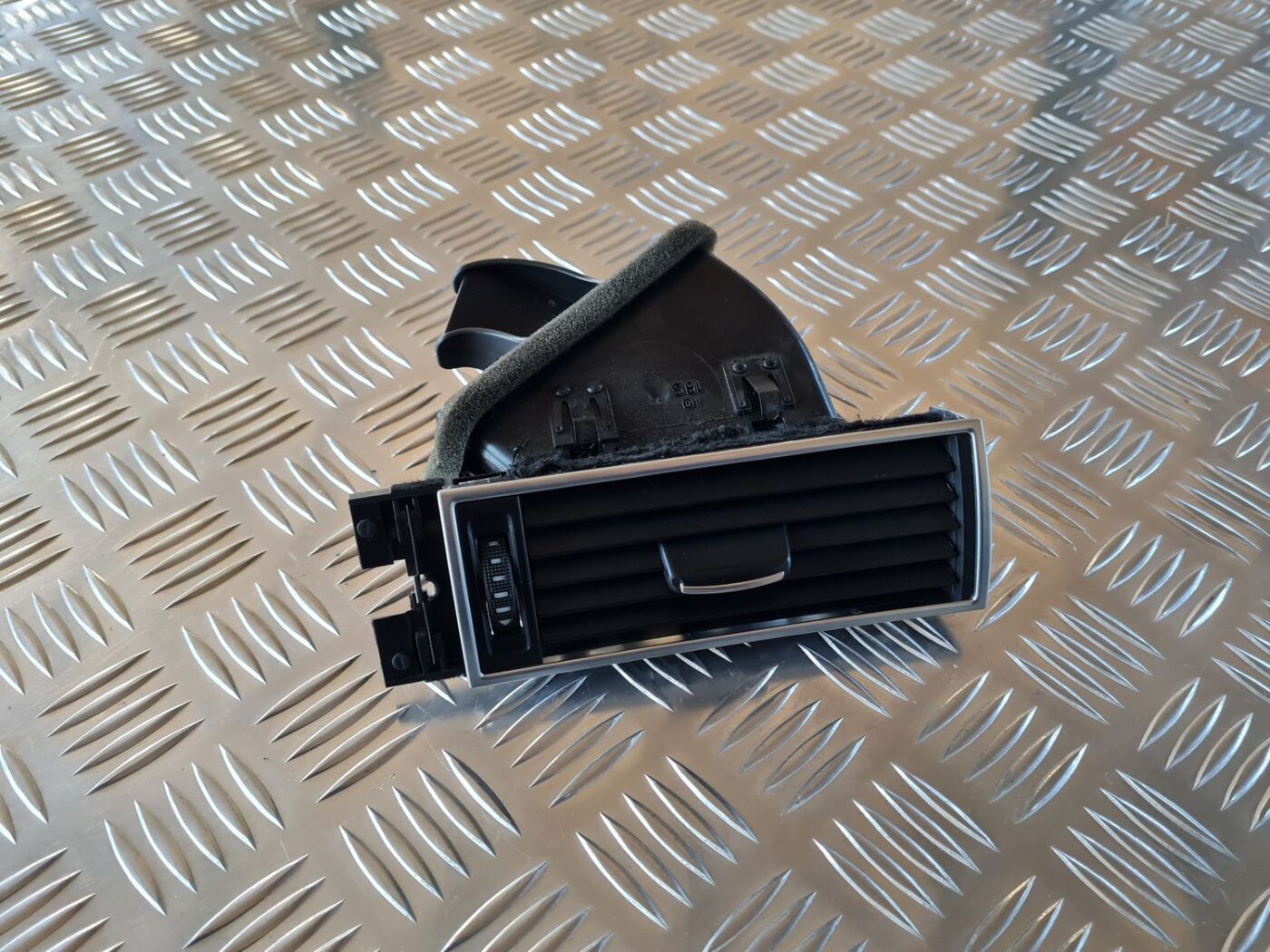 Mērinstrumentu paneļa gaisa vads, pa labi priekš AUDI A6 2008 1 Mērinstrumentu paneļa gaisa vads, pa labi priekš AUDI A6 2008