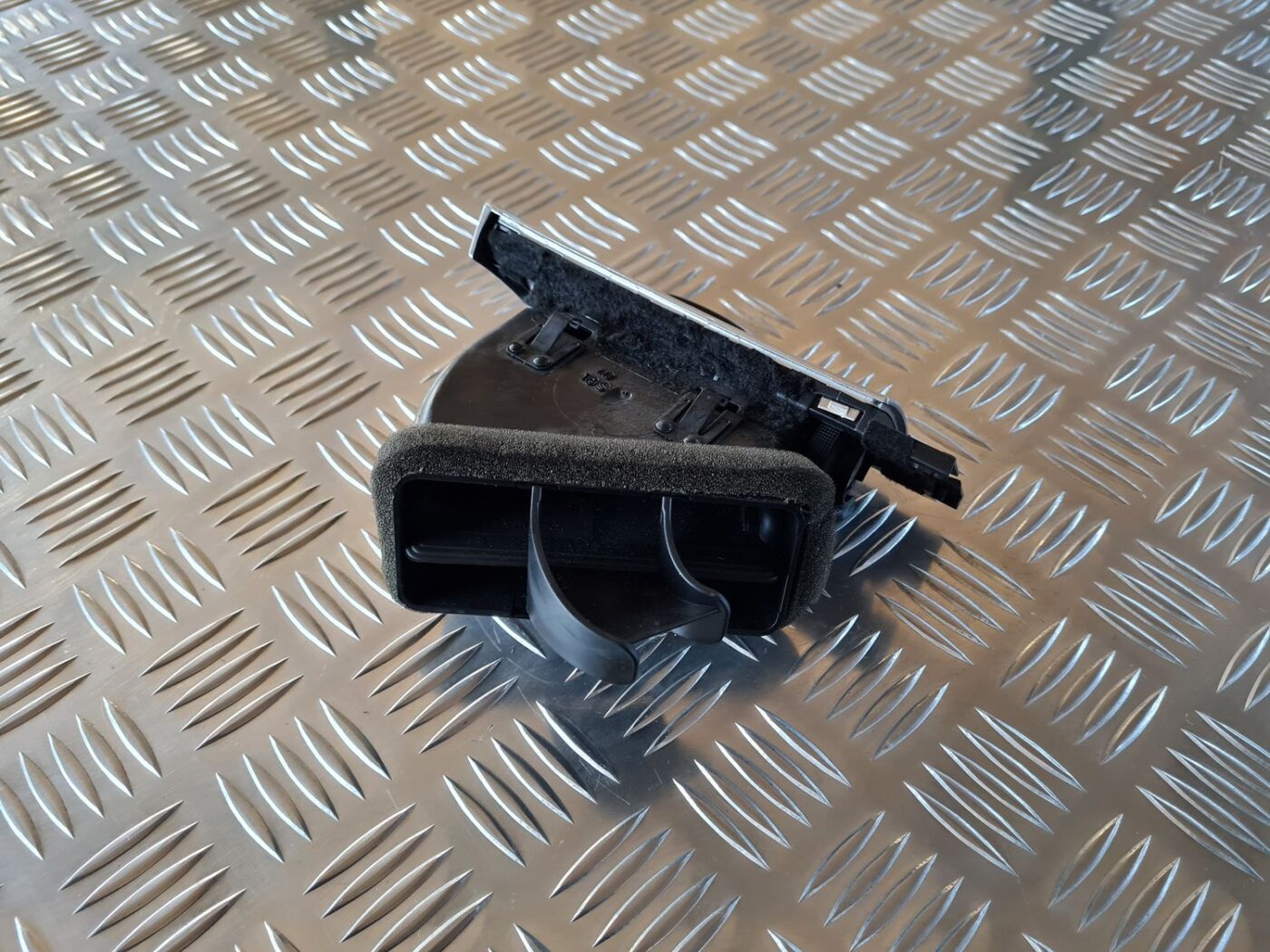 Mērinstrumentu paneļa gaisa vads, pa labi priekš AUDI A6 2008 2 Mērinstrumentu paneļa gaisa vads, pa labi priekš AUDI A6 2008