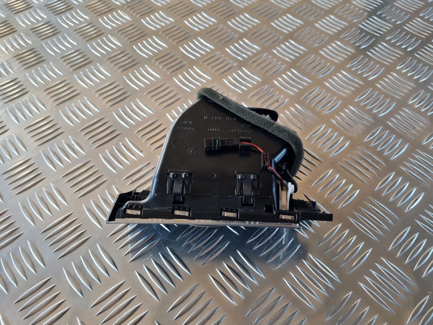 Mērinstrumentu paneļa gaisa vads, pa labi priekš AUDI A6 2008 4 Mērinstrumentu paneļa gaisa vads, pa labi priekš AUDI A6 2008