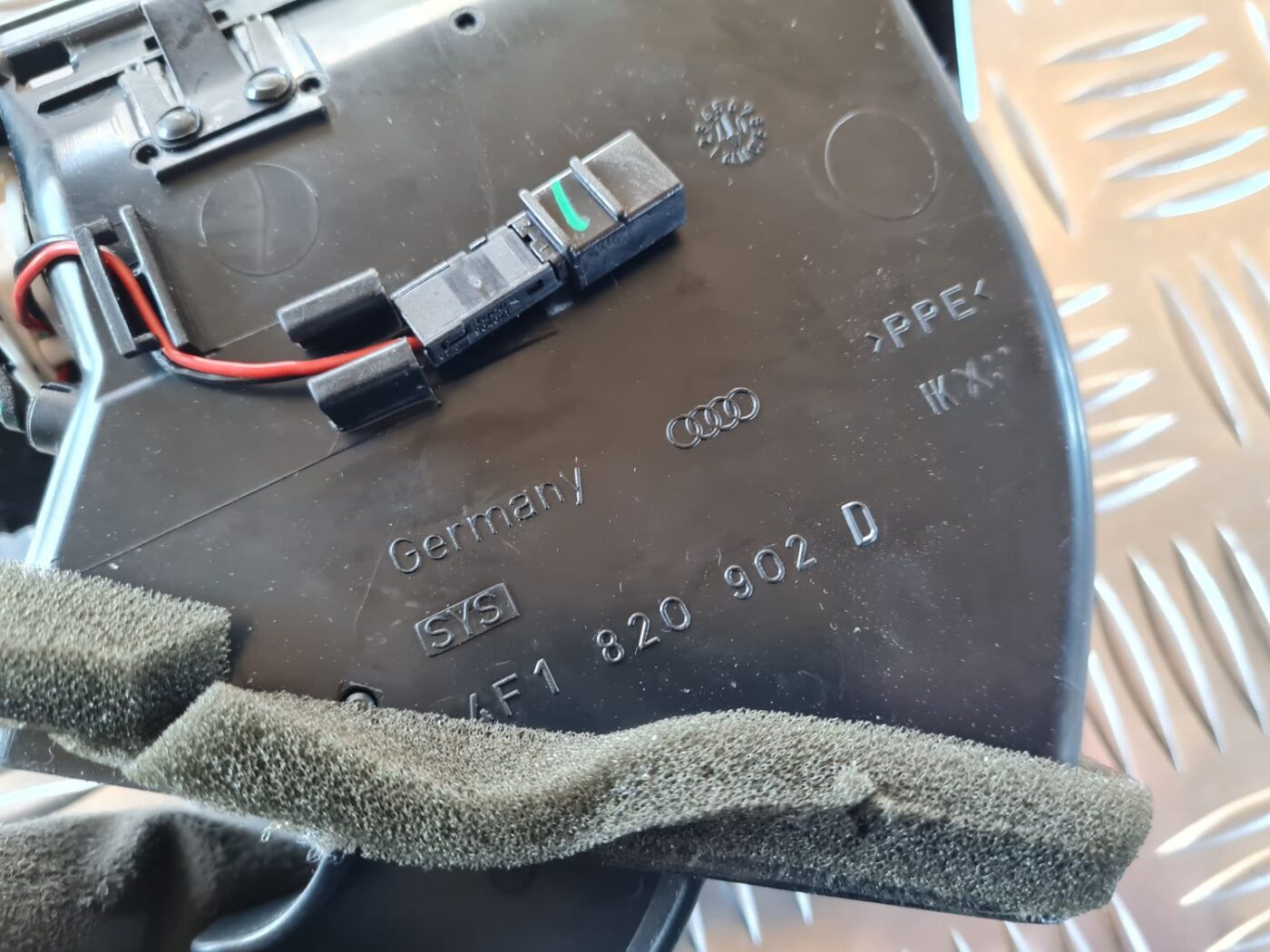 Mērinstrumentu paneļa gaisa vads, pa labi priekš AUDI A6 2008 3 Mērinstrumentu paneļa gaisa vads, pa labi priekš AUDI A6 2008