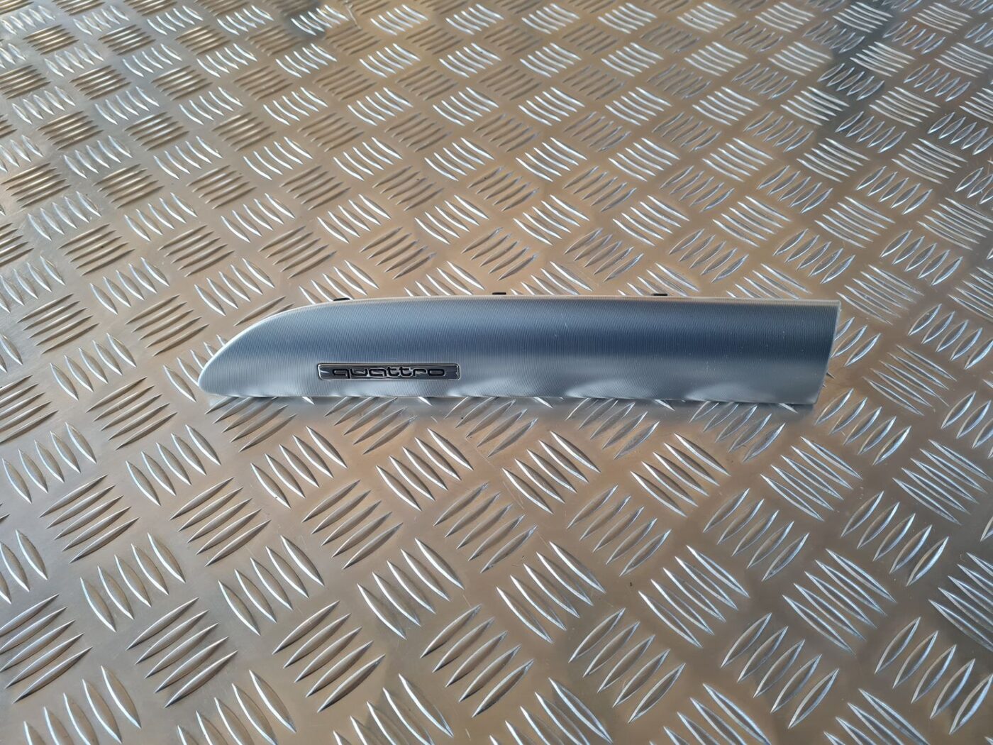 Mērinstrumentu paneļa dekoratīvā uzlika priekš AUDI A6 2008 1 Mērinstrumentu paneļa dekoratīvā uzlika priekš AUDI A6 2008