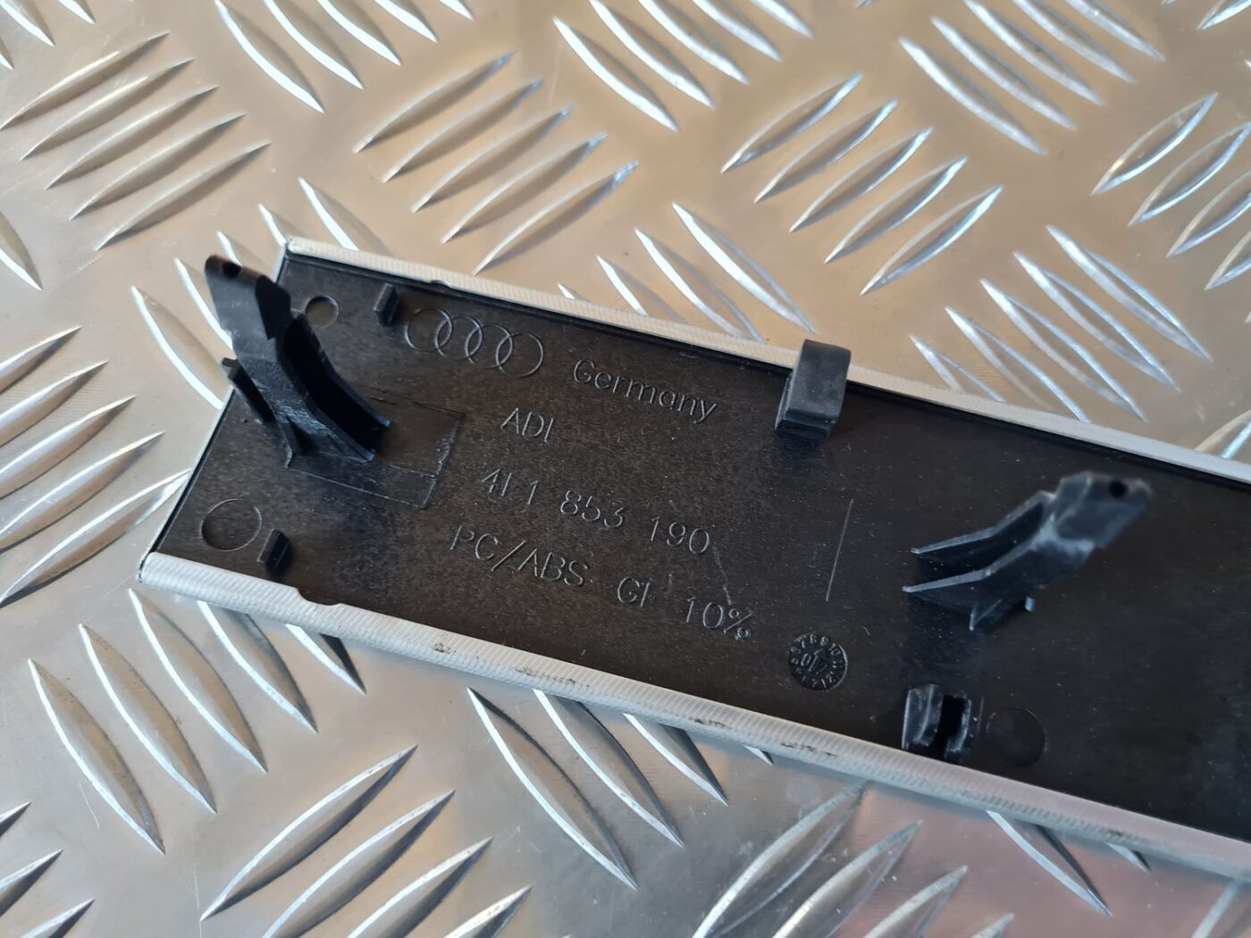 Mērinstrumentu paneļa dekoratīvā uzlika priekš AUDI A6 2008 3 Mērinstrumentu paneļa dekoratīvā uzlika priekš AUDI A6 2008