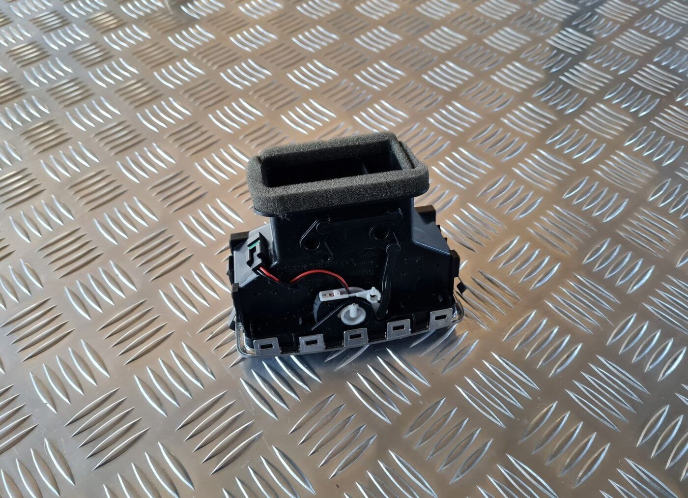 Centrālās konsoles gaisa vads priekš AUDI A6 2008 2 Centrālās konsoles gaisa vads priekš AUDI A6 2008