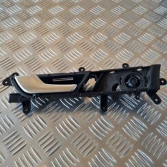 Salona durvju rokturis, priekšējais kreisais priekš AUDI A6 2008