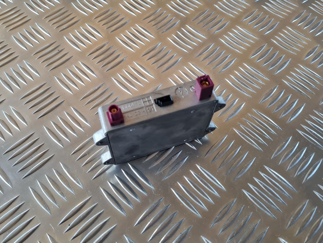 Antenas pastiprinātāja bloks priekš AUDI A6 2008 2 Antenas pastiprinātāja bloks priekš AUDI A6 2008