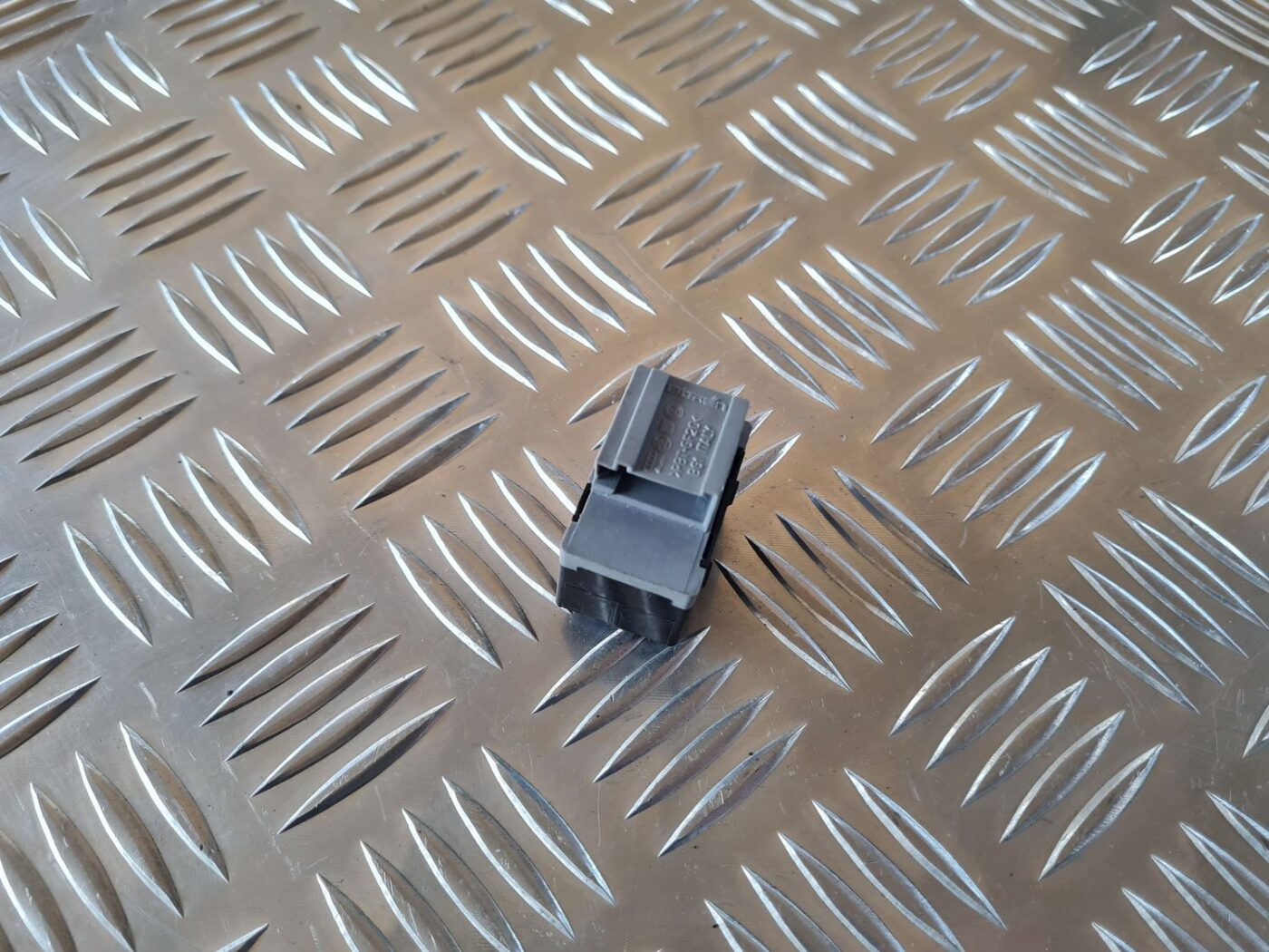 Signalizācijas pārslēgšanas poga priekš AUDI A6 2008 2 Signalizācijas pārslēgšanas poga priekš AUDI A6 2008