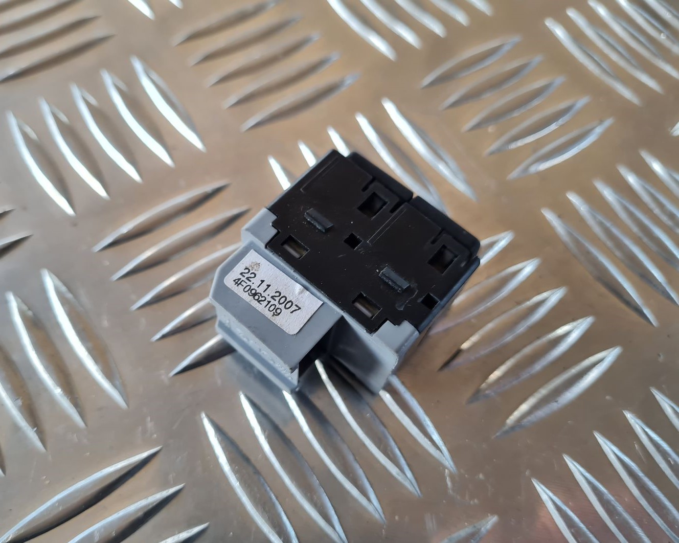 Signalizācijas pārslēgšanas poga priekš AUDI A6 2008 3 Signalizācijas pārslēgšanas poga priekš AUDI A6 2008