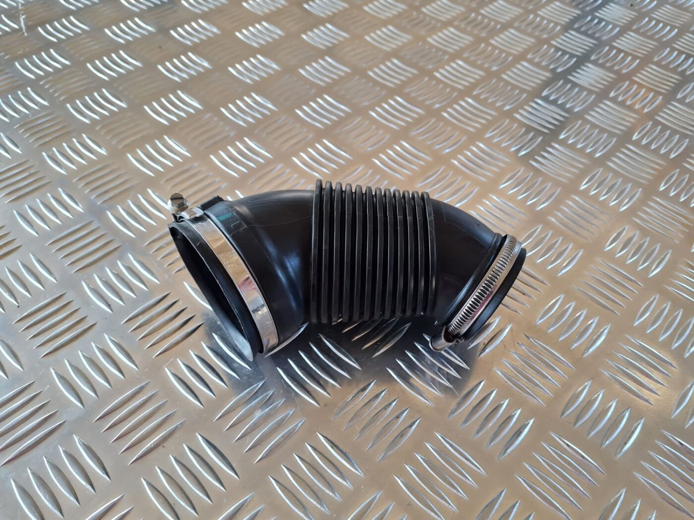 Gaisa filtra korpusa caurule priekš AUDI A6 2008