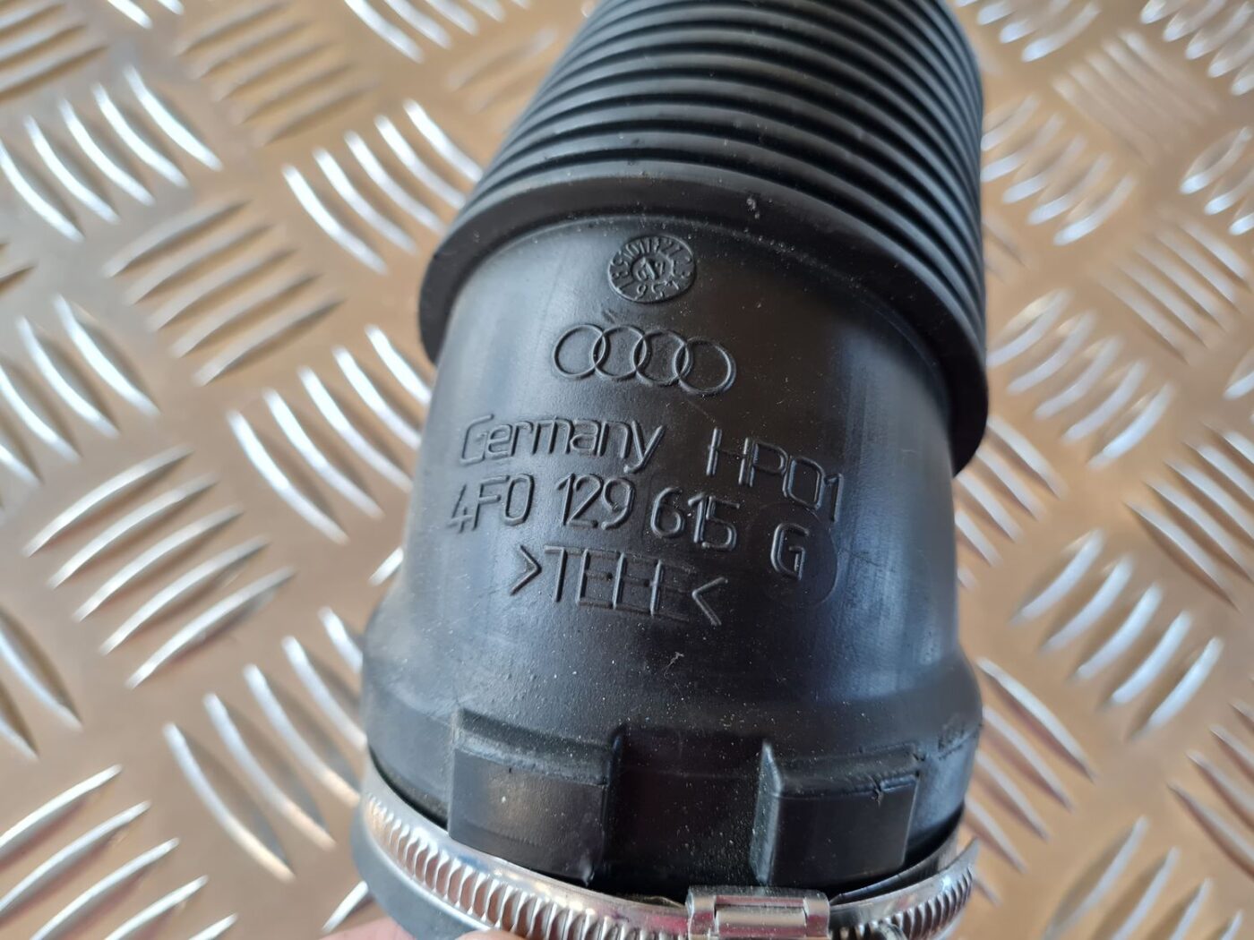 Gaisa filtra korpusa caurule priekš AUDI A6 2008