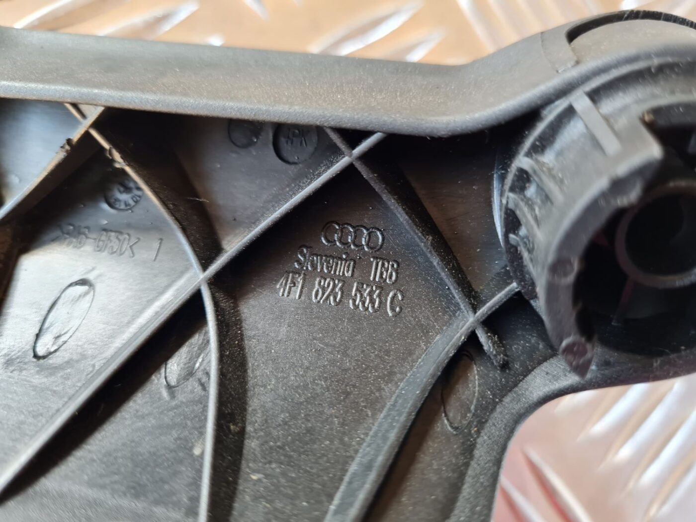 Pārsega atveršanas rokturis salonā priekš AUDI A6 2008