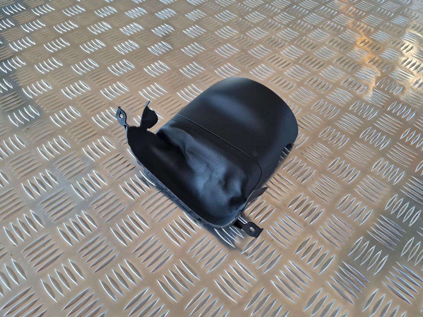 Stūres statnes putekļu aizsargs (salonā) priekš AUDI A6 2008 1 Stūres statnes putekļu aizsargs (salonā) priekš AUDI A6 2008