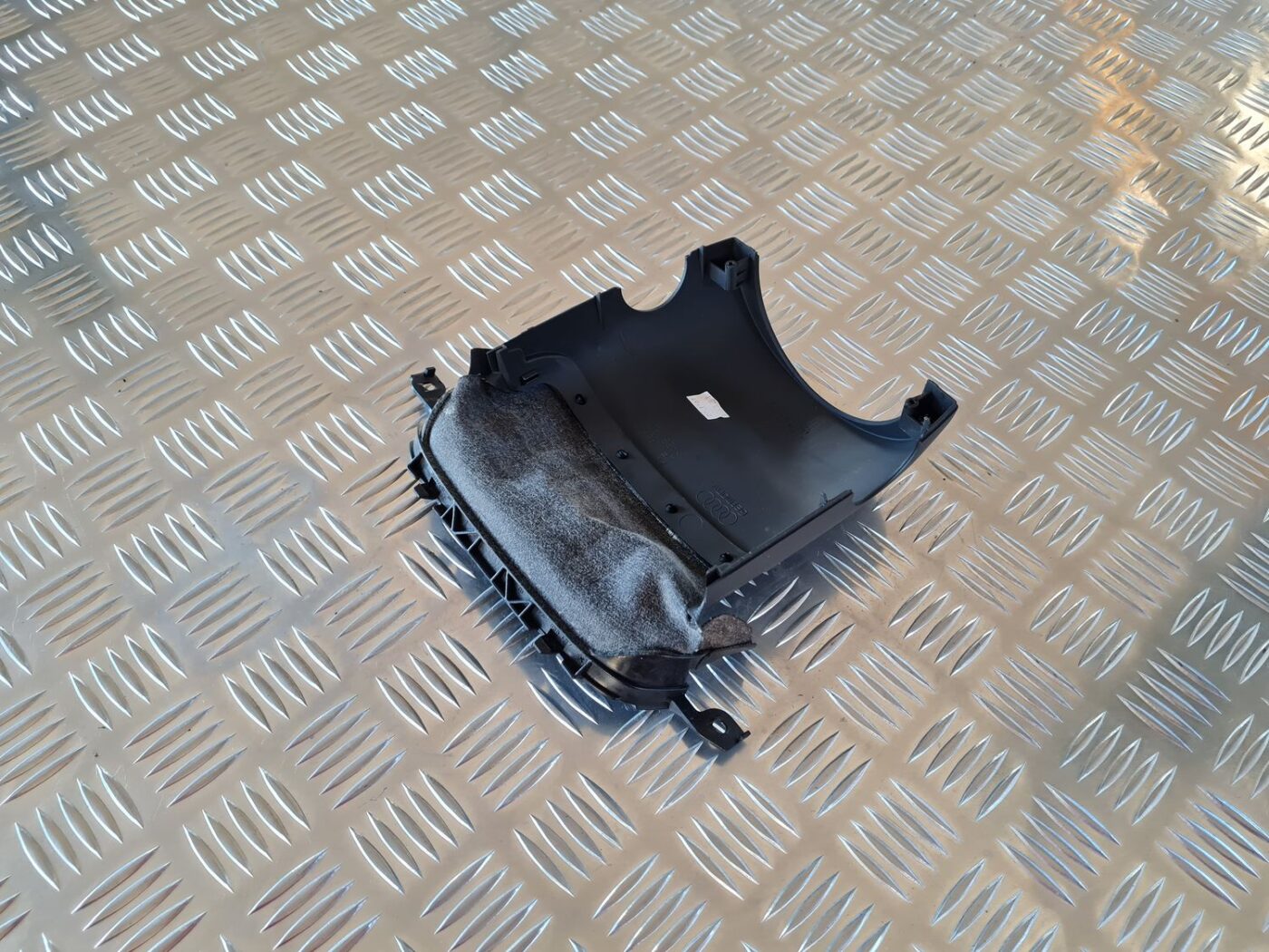 Stūres statnes putekļu aizsargs (salonā) priekš AUDI A6 2008 2 Stūres statnes putekļu aizsargs (salonā) priekš AUDI A6 2008