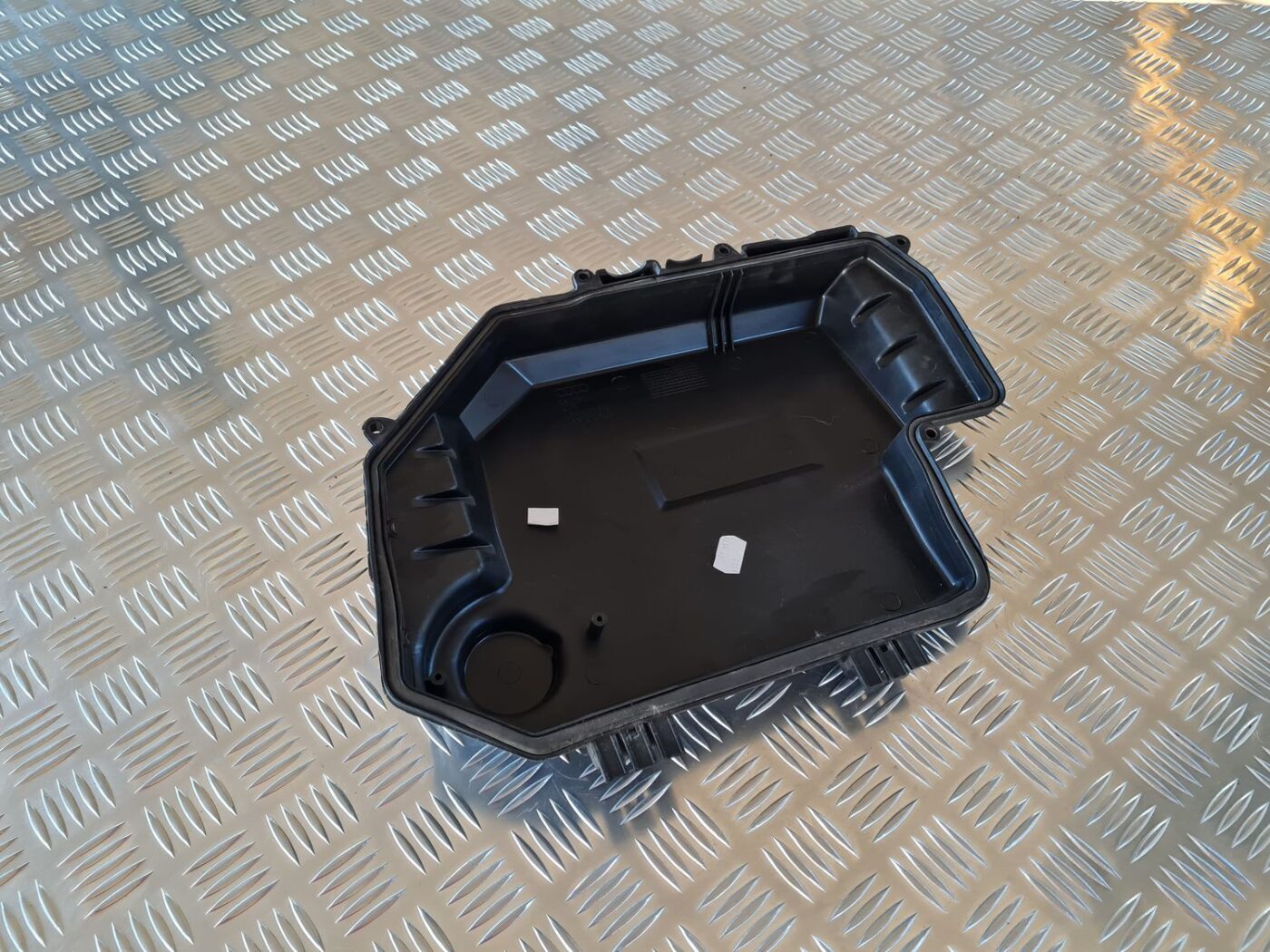 Drošinātāju kārbas korpusa vāks priekš AUDI A6 2008