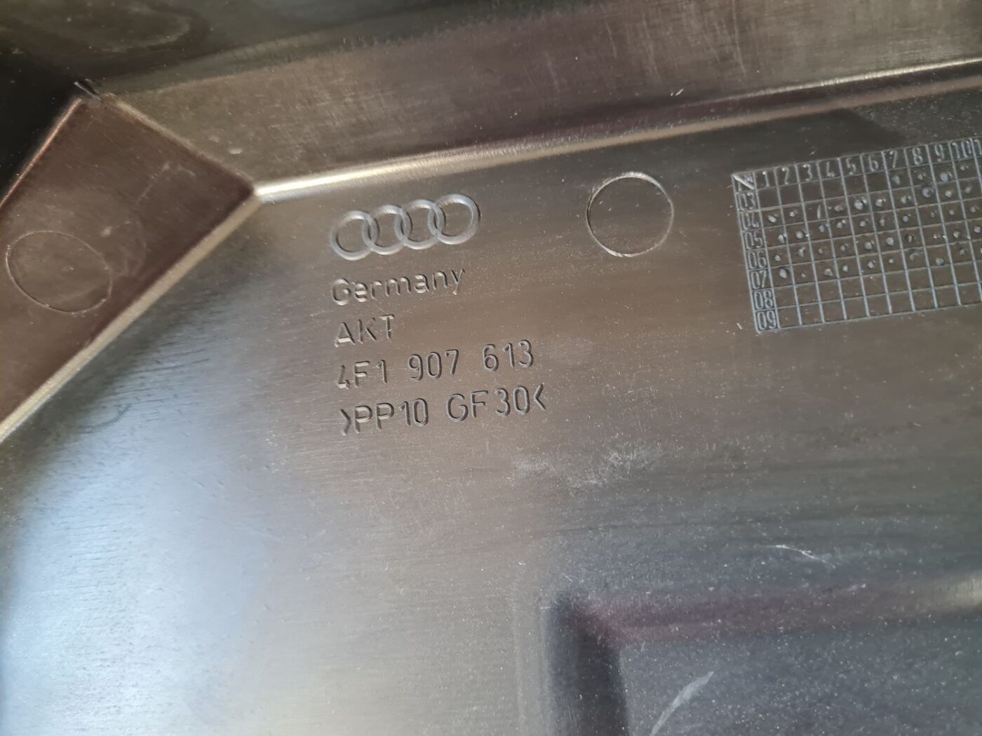 Drošinātāju kārbas korpusa vāks priekš AUDI A6 2008