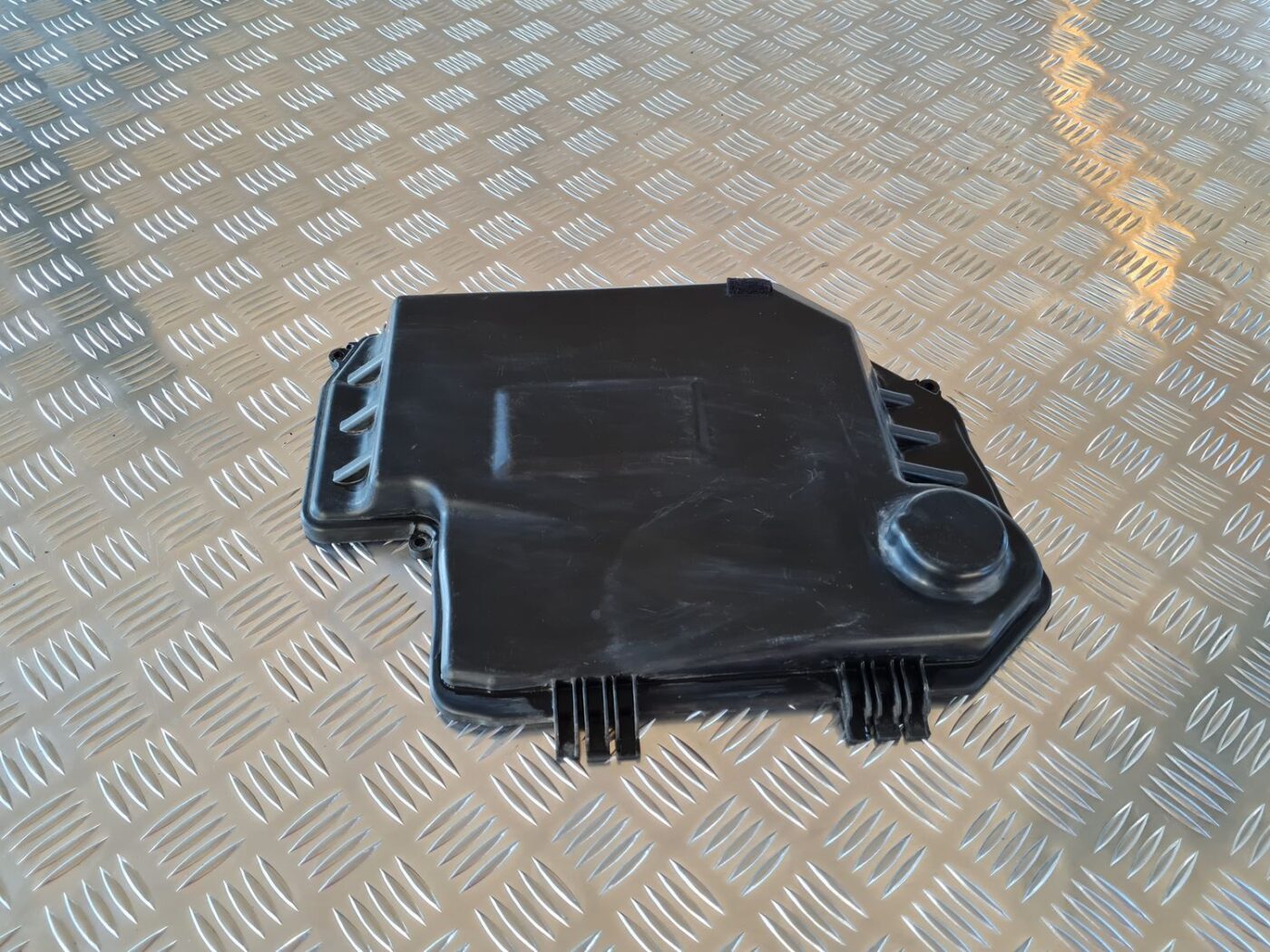 Drošinātāju kārbas korpusa vāks priekš AUDI A6 2008