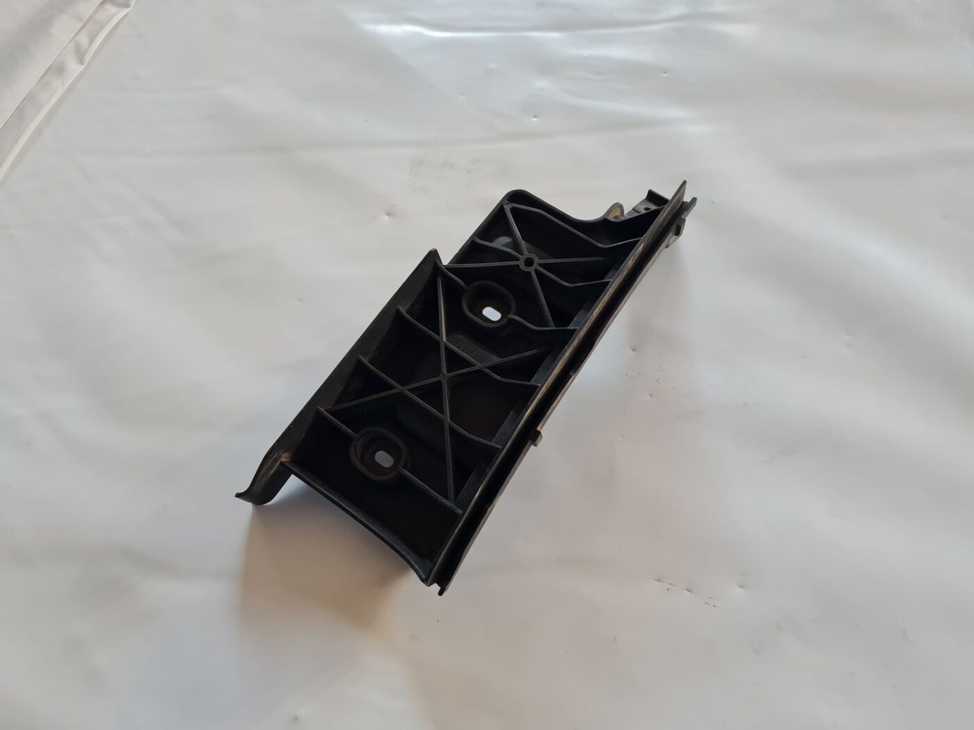 Aizmugurēja bufera kronšteins priekš AUDI A6 2008 2 Aizmugurēja bufera kronšteins priekš AUDI A6 2008