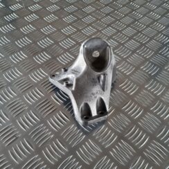 Dzinēja kronšteins priekš AUDI A6 2008