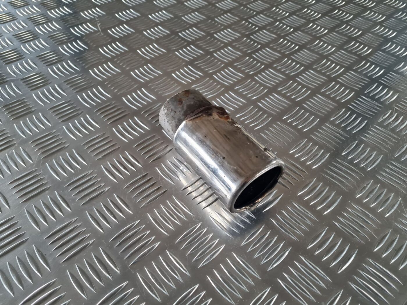 Izpūtēja caurules gals priekš VOLVO V70 2006 2 Izpūtēja caurules gals priekš VOLVO V70 2006