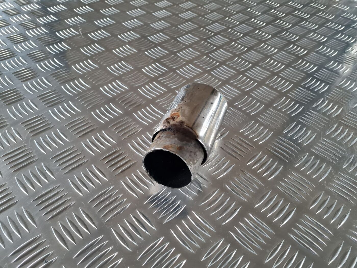 Izpūtēja caurules gals priekš VOLVO V70 2006 3 Izpūtēja caurules gals priekš VOLVO V70 2006