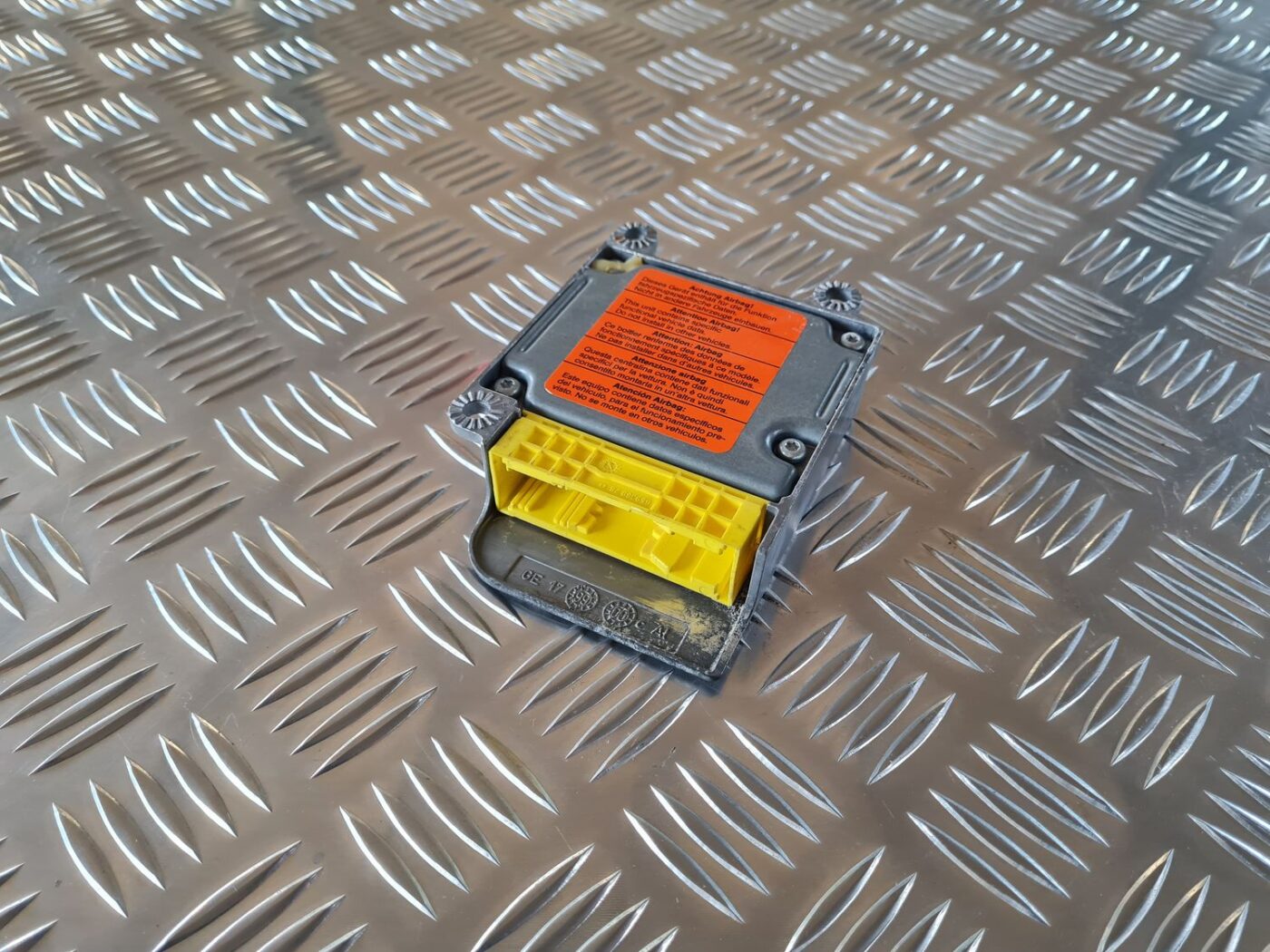 Drošības spilvena vadības bloks priekš VW GOLF IV 1999 3 Drošības spilvena vadības bloks priekš VW GOLF IV 1999