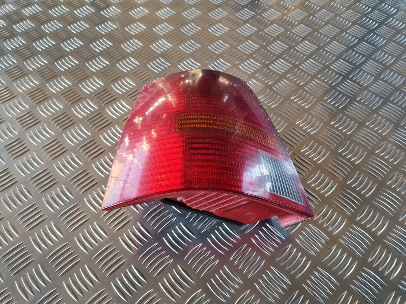 Aizmugurējais kreisais lukturis priekš VW GOLF IV 1999 1 Aizmugurējais kreisais lukturis priekš VW GOLF IV 1999