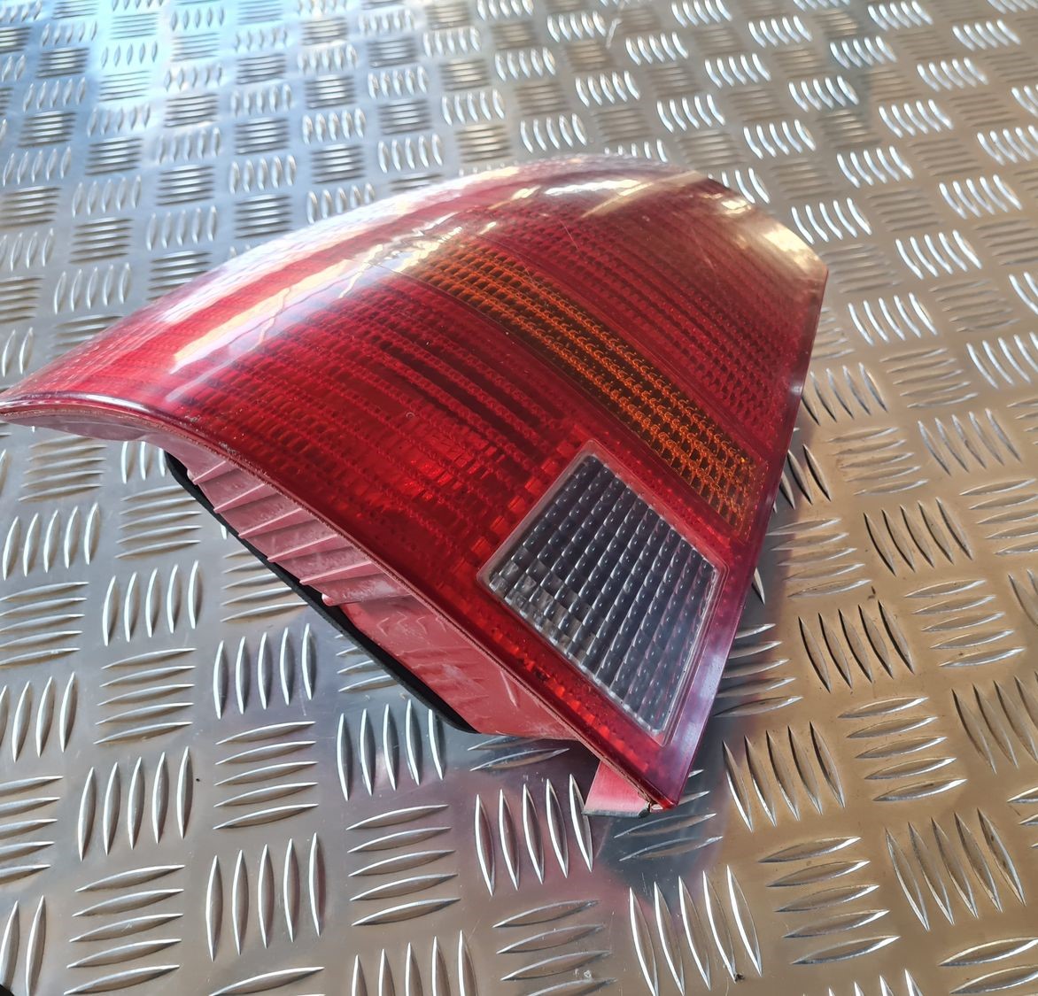 Aizmugurējais kreisais lukturis priekš VW GOLF IV 1999 2 Aizmugurējais kreisais lukturis priekš VW GOLF IV 1999