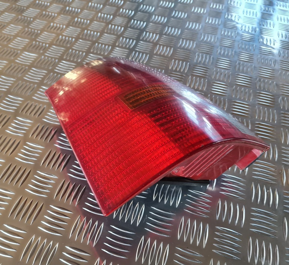 Aizmugurējais kreisais lukturis priekš VW GOLF IV 1999 7 Aizmugurējais kreisais lukturis priekš VW GOLF IV 1999